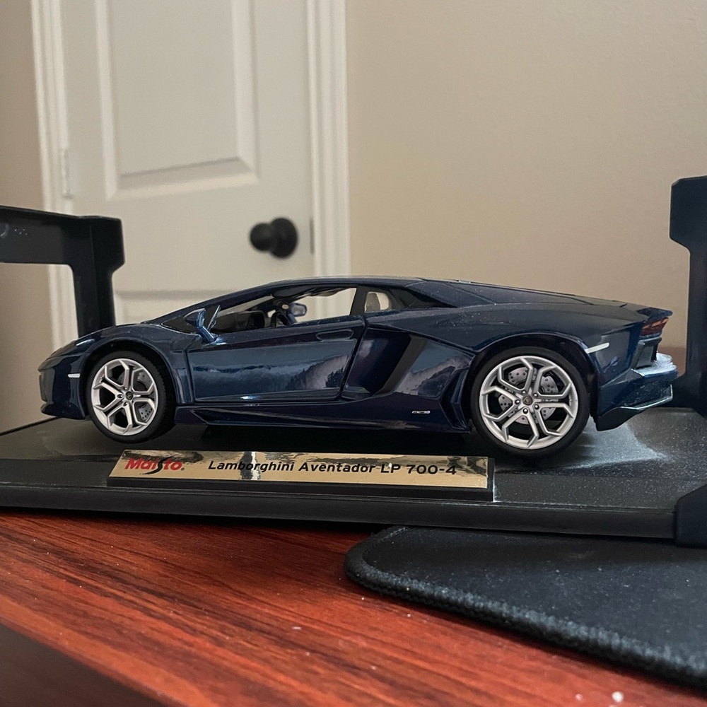 Maisto Lamborghini Aventador LP 700-4 Metallic Blue